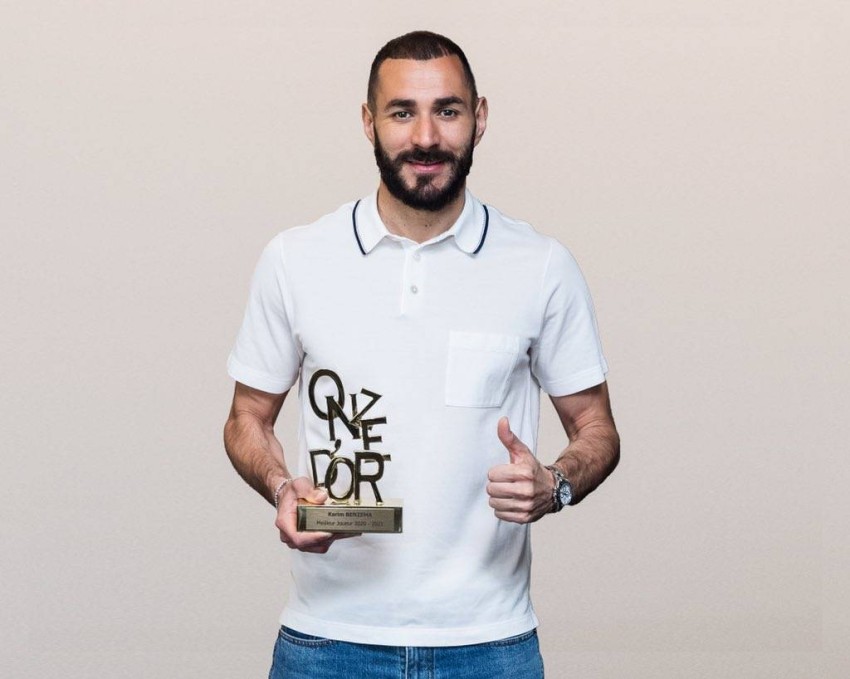 كريم بنزيمة يتوج بجائزة “أونز الذهبية” كأفضل لاعب في العالم