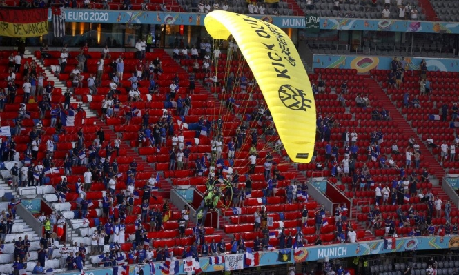 شرطة ميونخ تحقق بشأن هبوط محتج لأرضية الملعب في يورو 2020