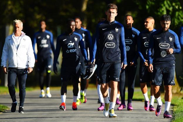 ديشامب يتهم مدافع السيتي بالكذب بشأن رسائل بينهما