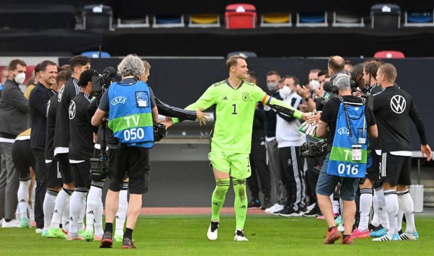 لاعبو المنتخب الألماني يكرمون نوير في مباراته المئوية