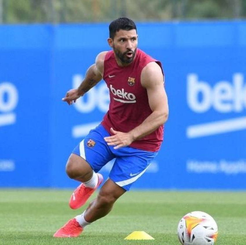 أغويرو يغيب 30 يوماً عن برشلونة