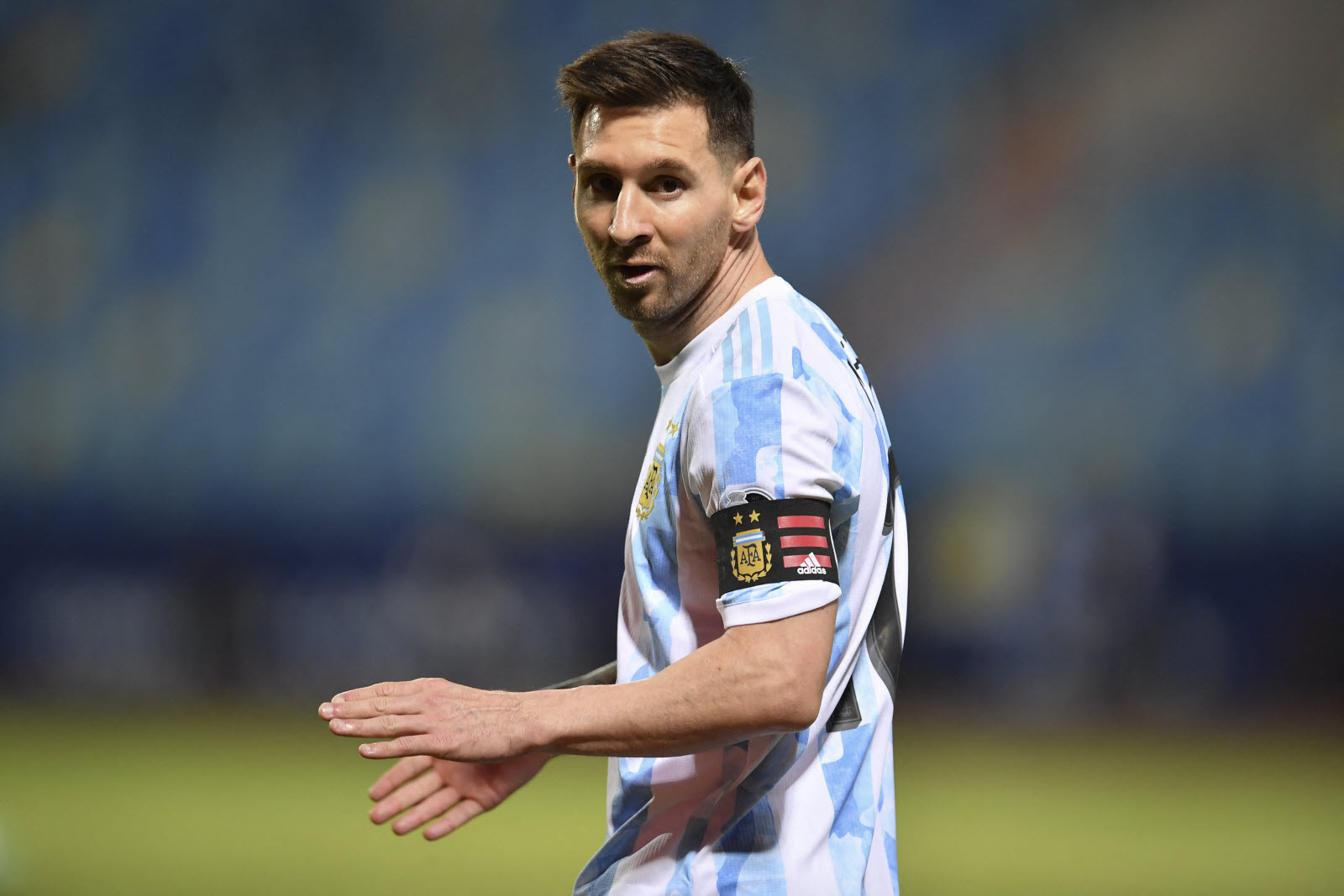 ميسي يصل إلى إسبانيا استعداداً لخوض “كأس الأبطال”