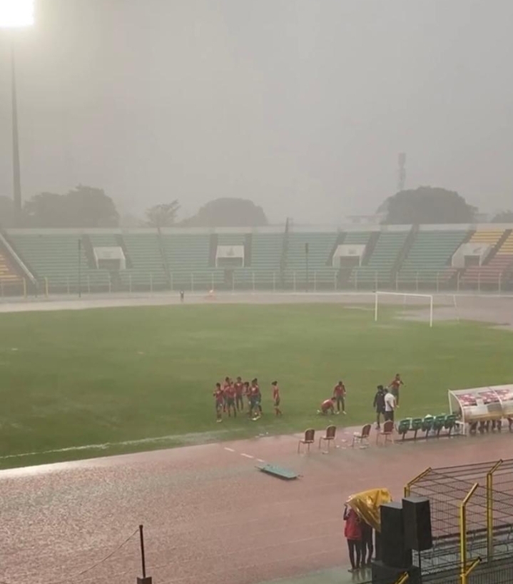 الأمطار توقف مباراة المنتخب المغربي لكرة القدم النسوية لأقل من 20 سنة امام البنين