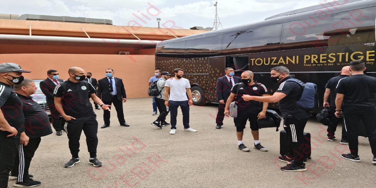 وفد من الجامعة الملكية لكرة القدم يستقبل بعثة المنتخب الجزائري بمطار مراكش