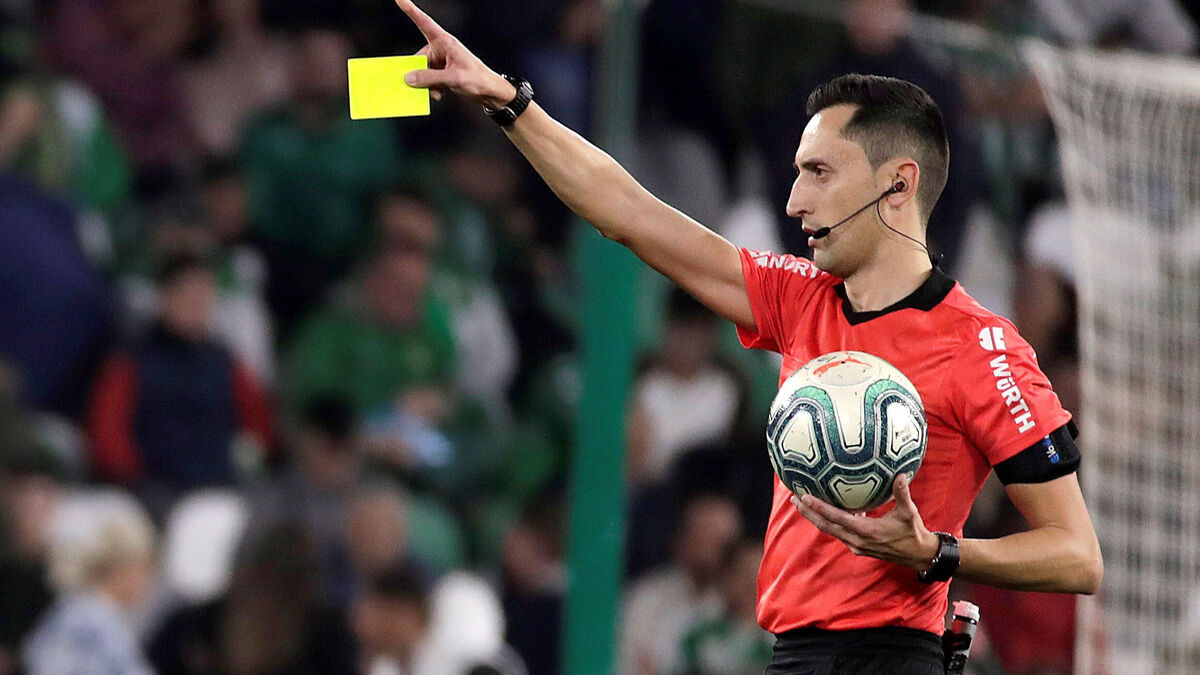 الكشف عن حكم الكلاسيكو” بين الغريمين برشلونة وريال مدريد