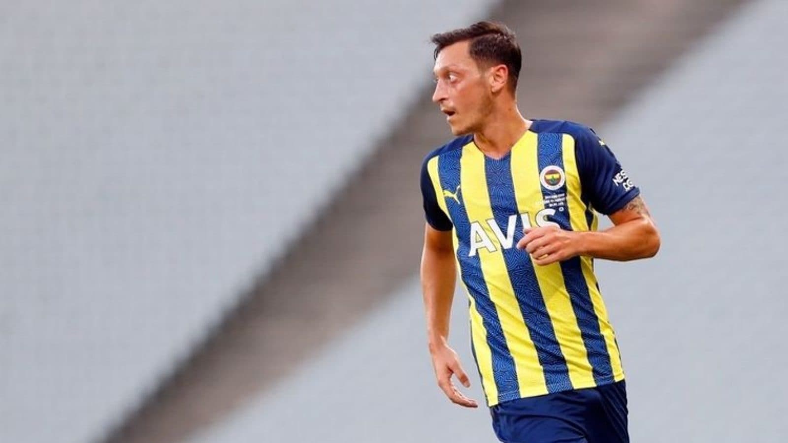 أوزيل يعرب عن رغبته في اللعب بالدوري الإندونيسي