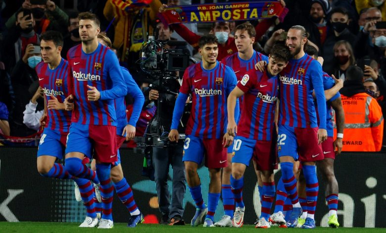 برشلونة يمنح تشافي بداية مثالية بالفوز في ديربي كتالونيا