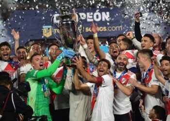 ريفر بليت يتوج بلقب الدوري الأرجنتيني