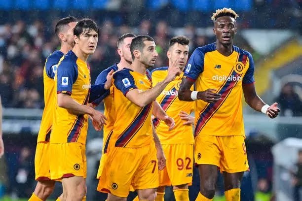 روما يخطف فوزاً قاتلاً من جنوى في الدوري الإيطالي