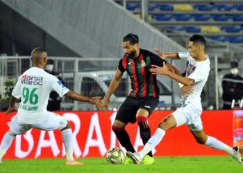 "اميكرون" يدفع العصبة الاحترافية الى تأجيل كلاسيكو الرجاء الرياضي والجيش الملكي