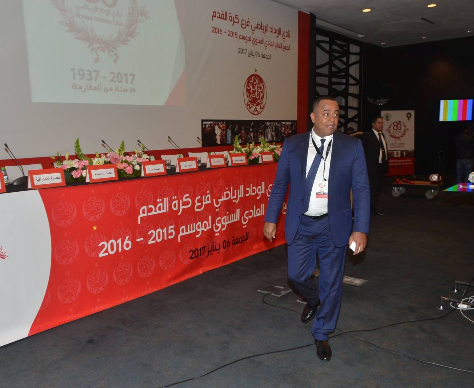 منخرطو الوداد يحتجون على رئيس فريقهم بسبب الرجاء