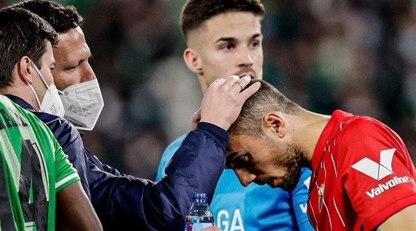 توقف قمة الأندلس بعد اصطدام مقذوف برأس لاعب إشبيلية