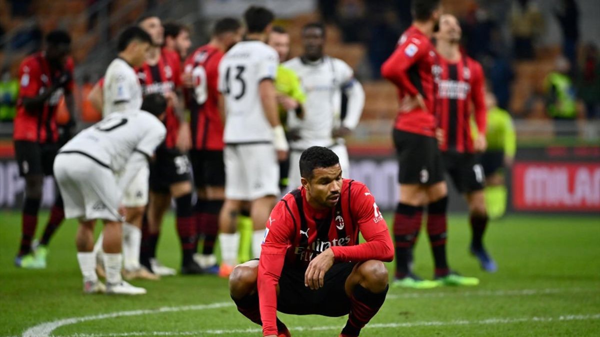 ميلان يسقط على أرضه أمام سبيزيا ويهدر فرصة تصدر الدوري الإيطالي