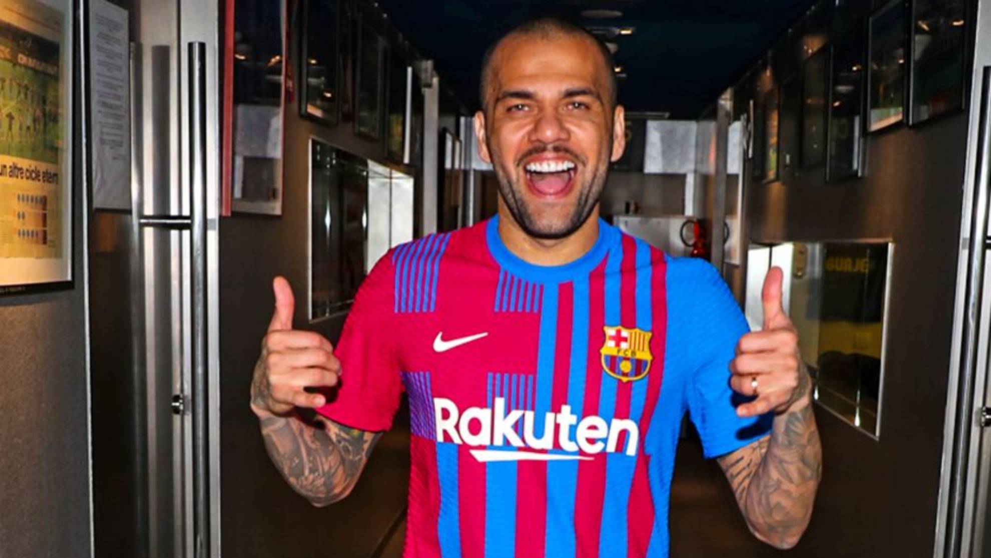 برشلونة يعلن تسجيل داني ألفيس في رابطة الدوري الإسباني