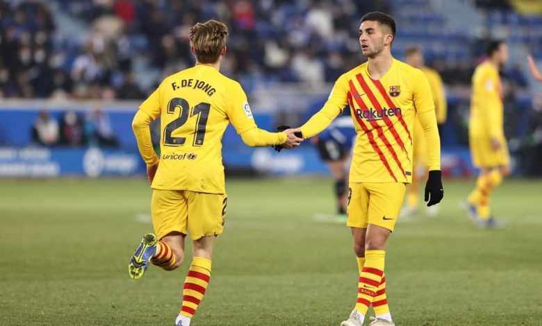 دي يونغ يقود برشلونة للفوز على ألافيس في الليغا