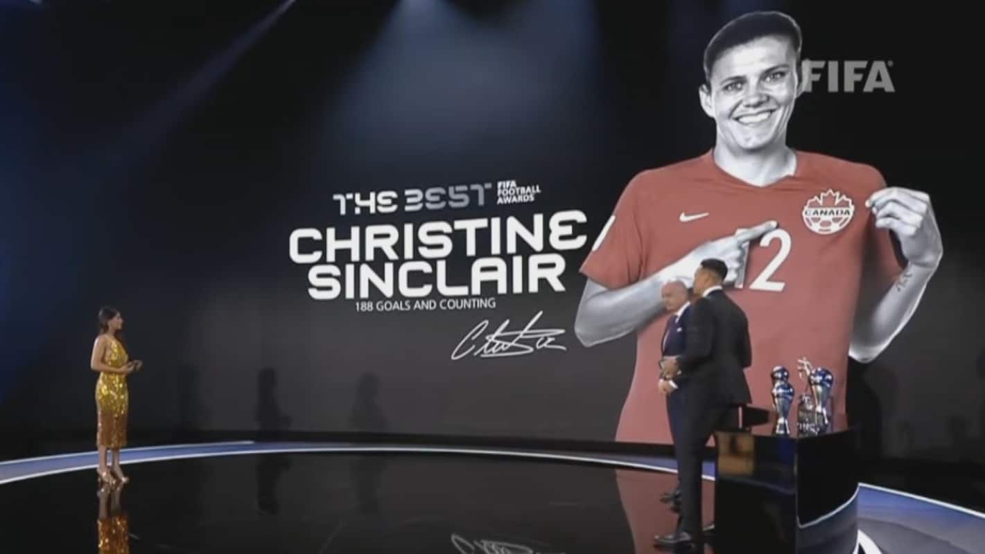 “فيفا” يكرم الكندية باعتبارها الأكثر تسجيلا للأهداف على مستوى النساء والرجال
