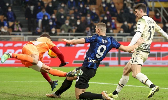 إنتر ميلان يقلب تأخره أمام فينيزيا إلى فوز بثنائية في الدوري الإيطالي