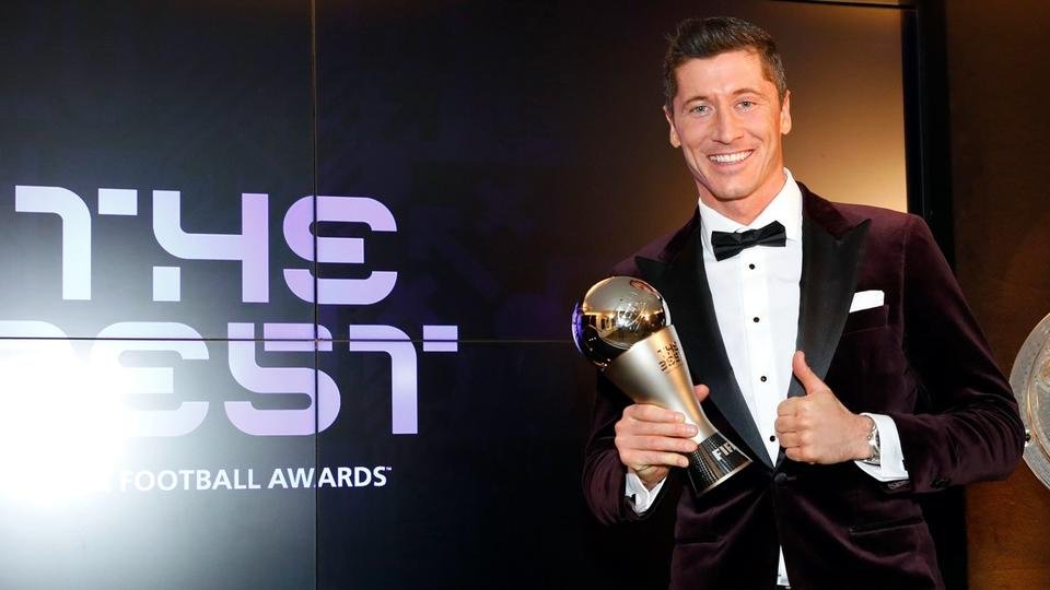ليفاندوفسكي “الأفضل” في 2021