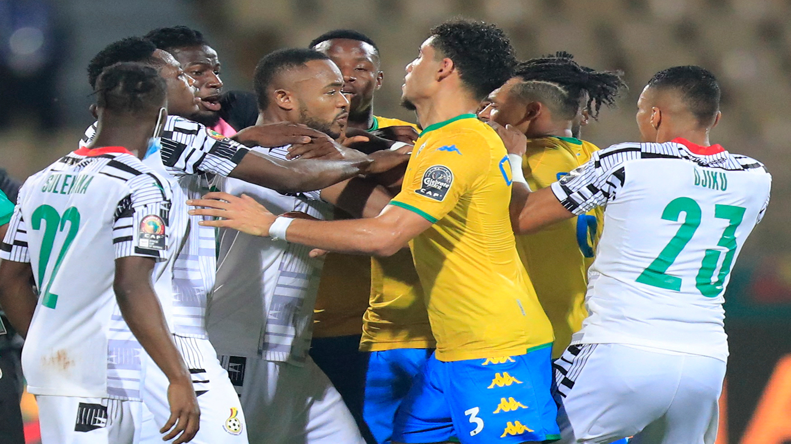 إيقاف لاعب غانا بنجامين تيتيه 3 مباريات بسبب شغب مباراة الغابون