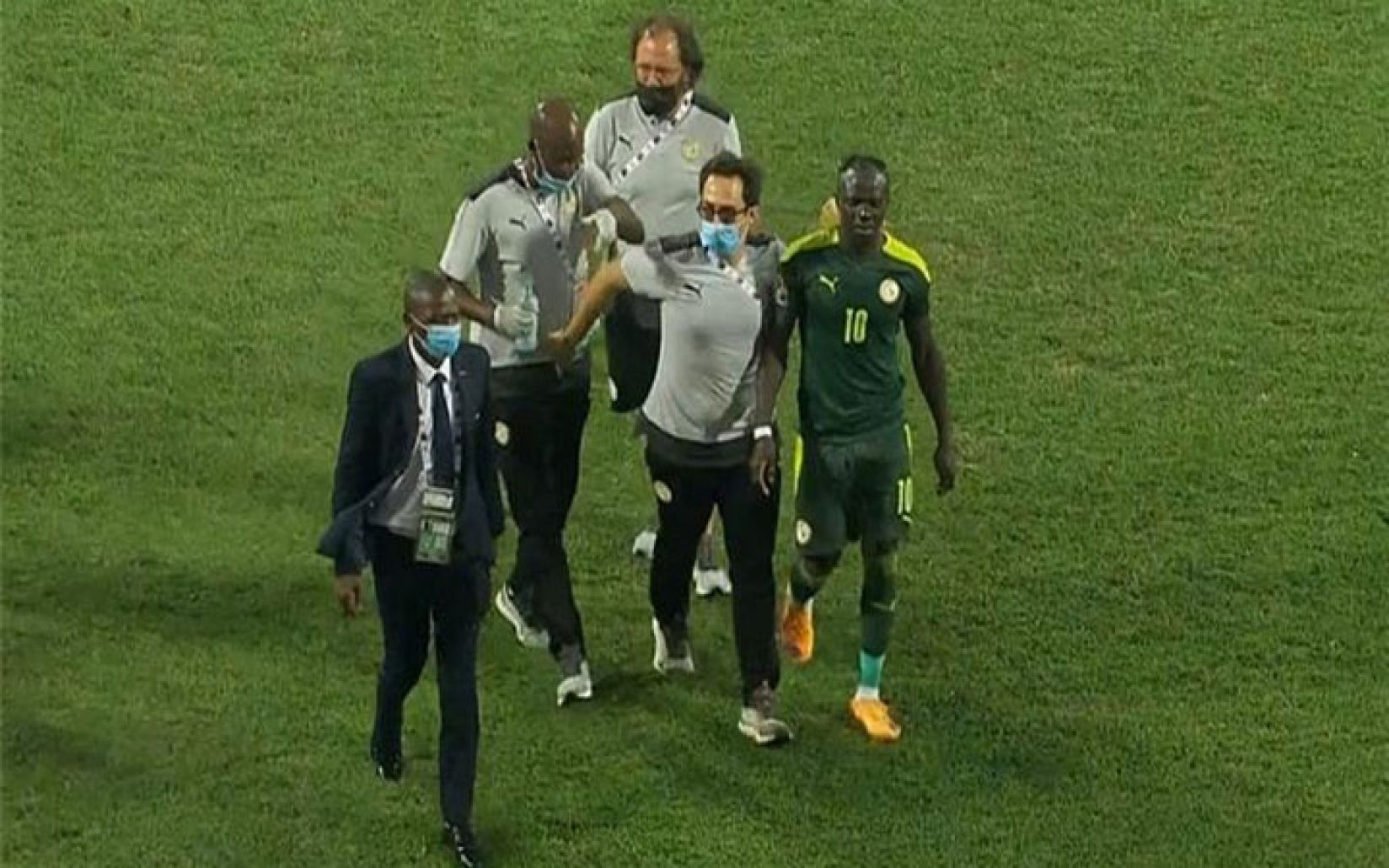 طبيب (كاف) يدافع عن تعامل منتخب السنغال مع إصابة ماني