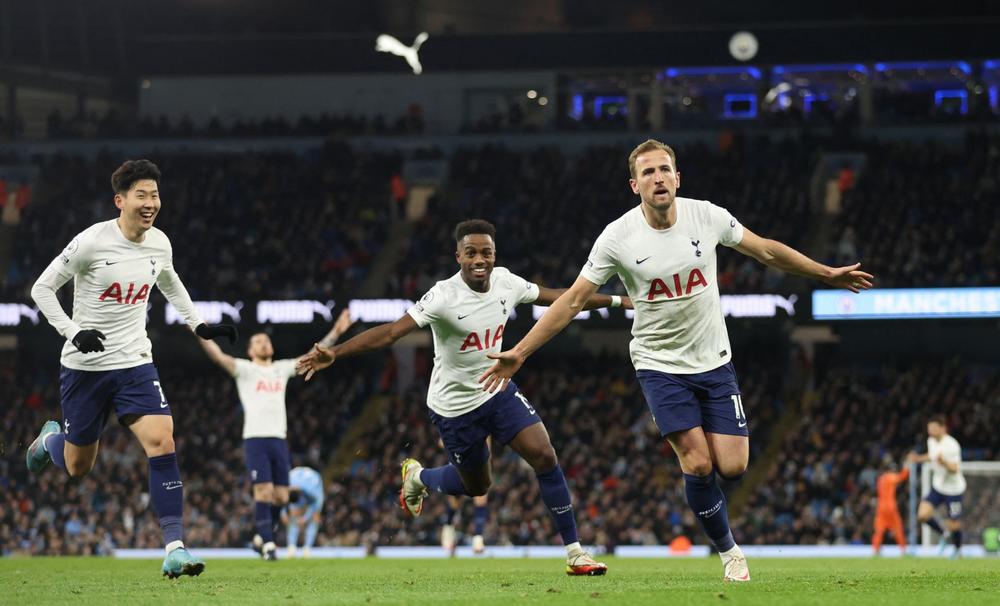 الدوري الإنجليزي: توتنهام يهدي ليفربول هدية ثمينة بالفوز على السيتي المتصدر