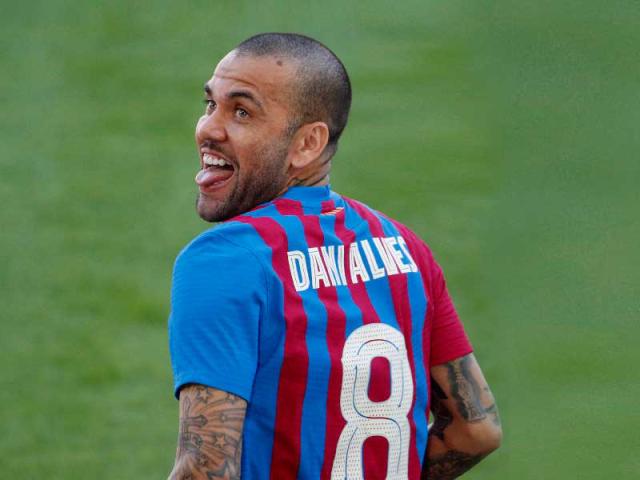 إيقاف مدافع برشلونة داني ألفيش