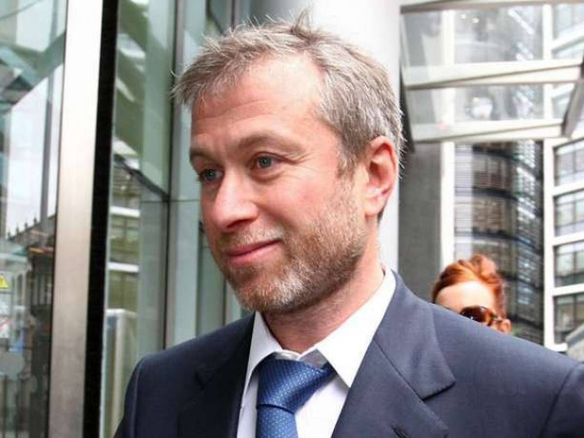الروسي أبراموفيتش يساعد أوكرانيا “من أجل السلام”
