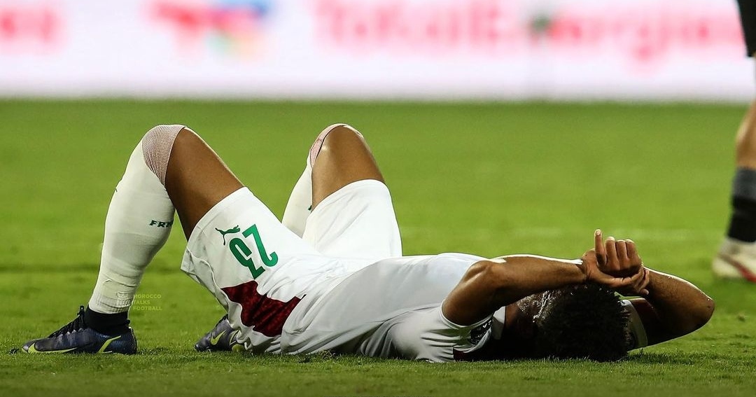لاعبو المنتخب المغربي يساندون ويرفعون معنويات مايي بعد تضييع ضربة جزاء
