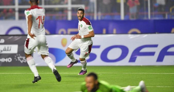 غينك البلجيكي يحتفل بطارق تيسودالي بعد هدفه الحاسم أمام الكونغو