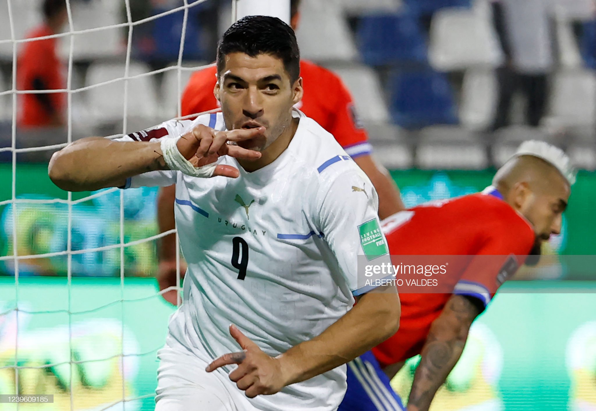 سواريز يتقدم على ميسي بهدفه 29 في تصفيات كأس العالم