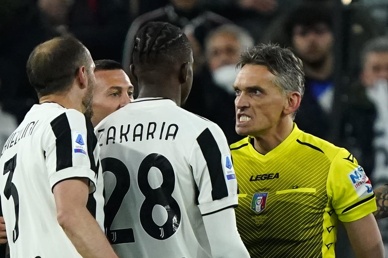 غرامة وإيقاف للاعب يوفنتوس بعد إهانة حكم ديربي إيطاليا