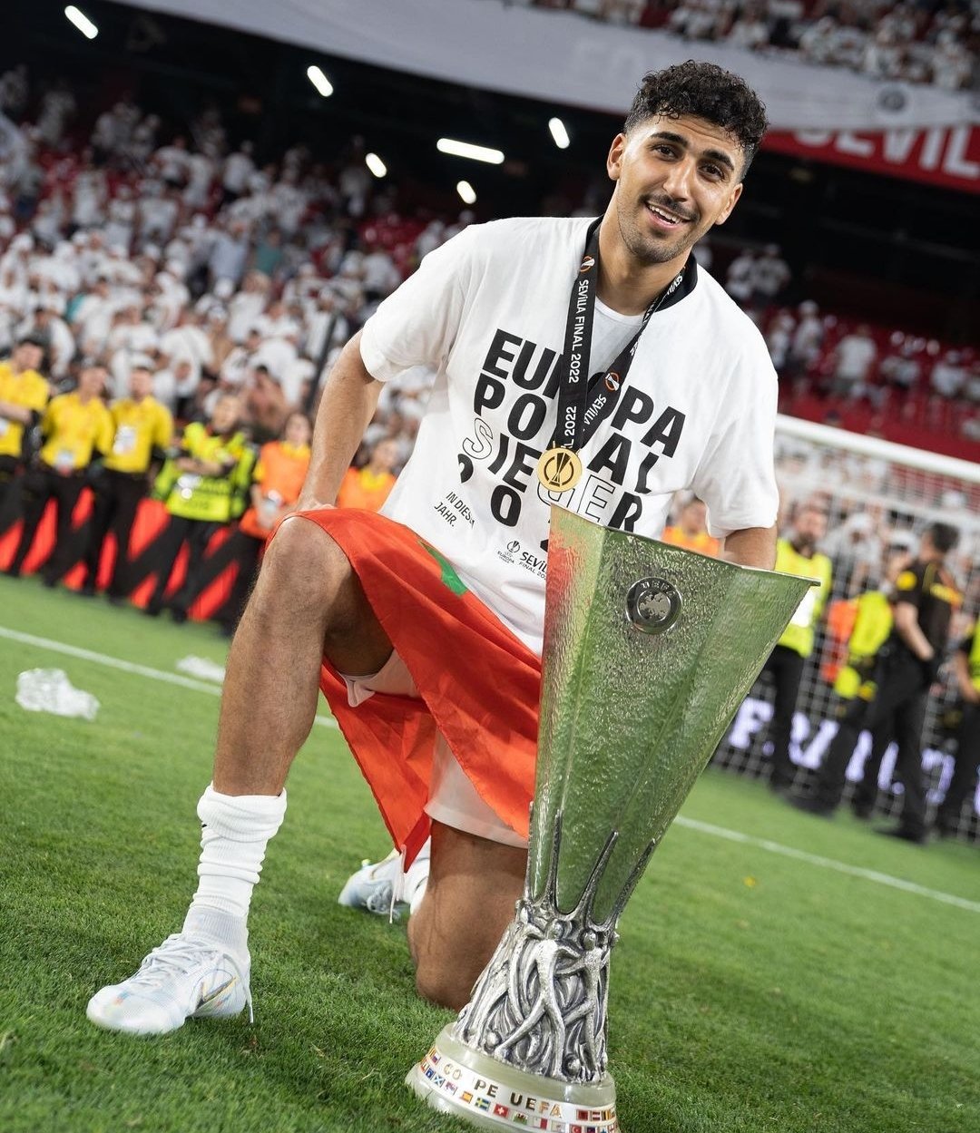 خليلوزيتش يهنئ برقوق بعد تتويجه بلقب “يوروبا ليغ”