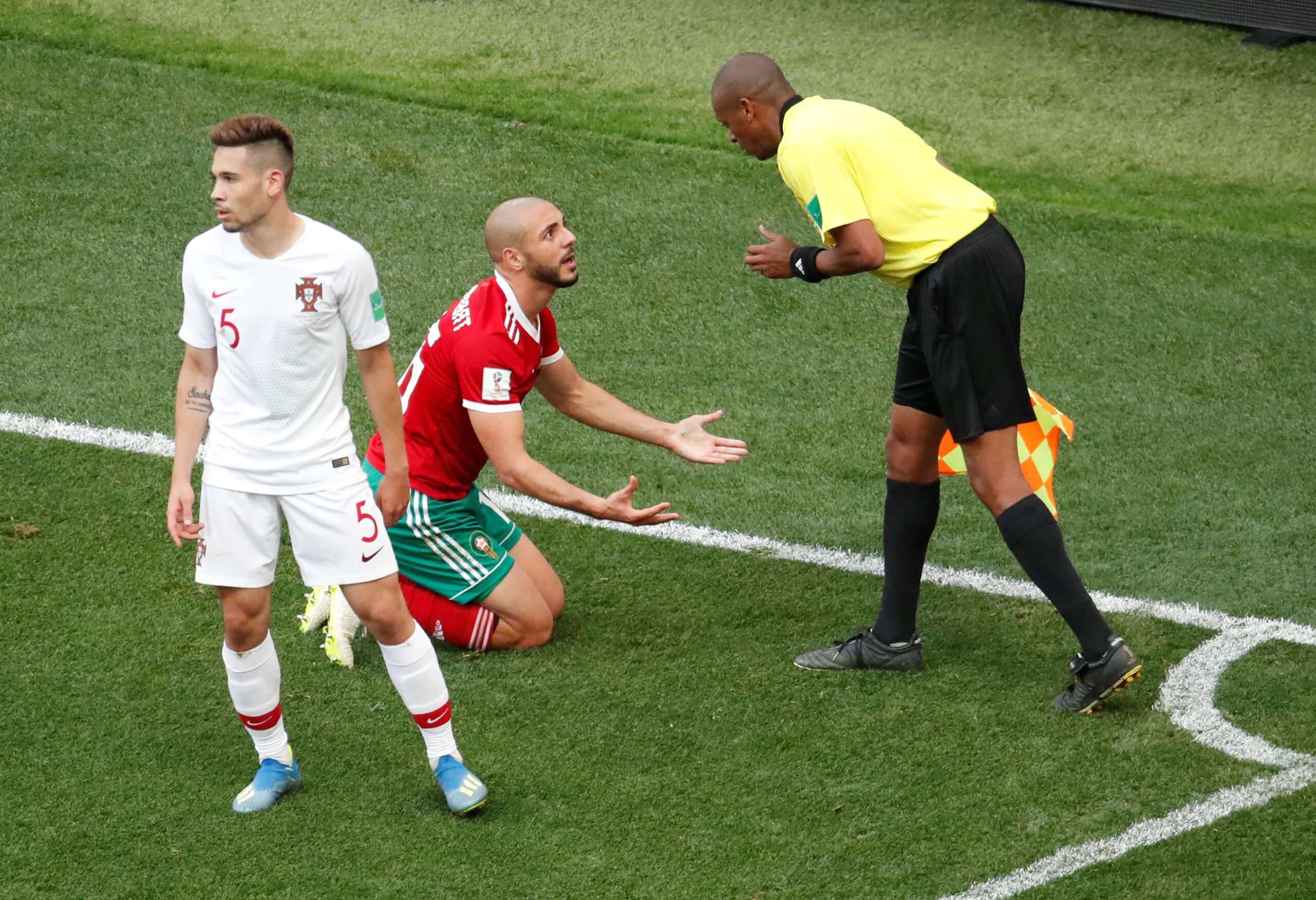 التحكيم المغربي حاضر في نهائيات كأس العالم