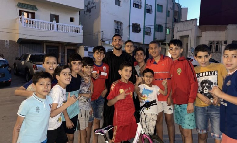 طارق تيسودالي يلتقط صورة مع “ولاد الدرب” في تطوان