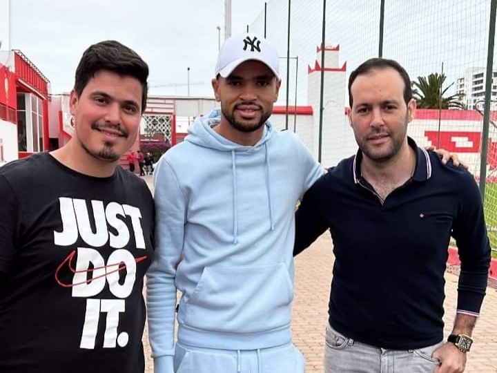 النصيري يدعم ويحفز لاعبي الوداد الرياضي قبل مواجهة الأهلي المصري
