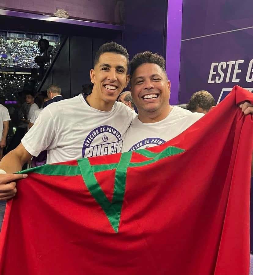 “الظاهرة” رونالدو يحتفل بصعود بلد الوليد إلى “الليغا” بالعلم المغربي رفقة جواد اليميق