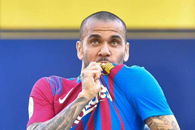 داني ألفيش يعلن رحيله عن برشلونة