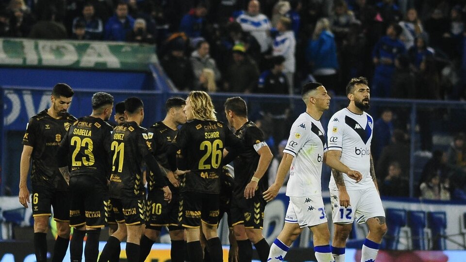 بلاتينسي يتصدر الدوري الأرجنتيني بالفوز على فيليز سارسفيلد
