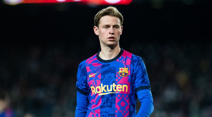 برشلونة مجبر على بيع دي يونغ لقيد كريستنسن وكيسي وروبرتو