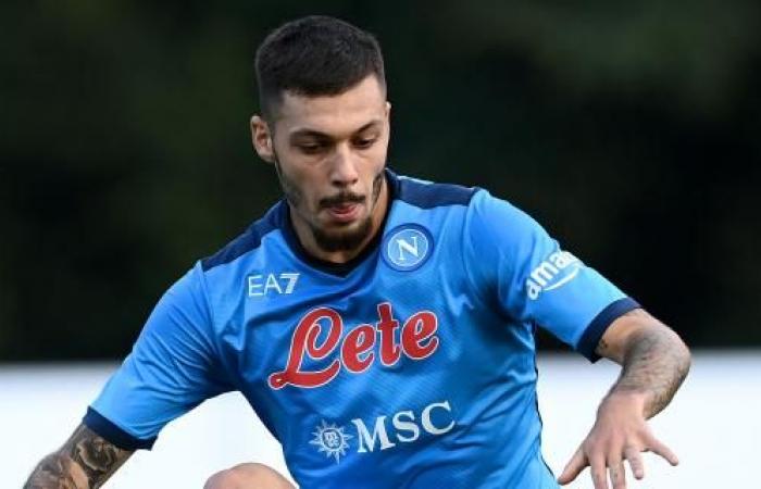 إيقاف لاعب نابولي مباراتين بسبب مزحة عبر الهاتف