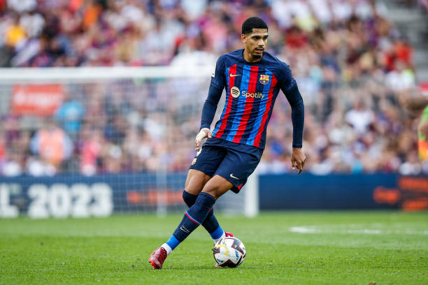 مدافع برشلونة يخضع لجراحة تبعده عن مونديال قطر 2022