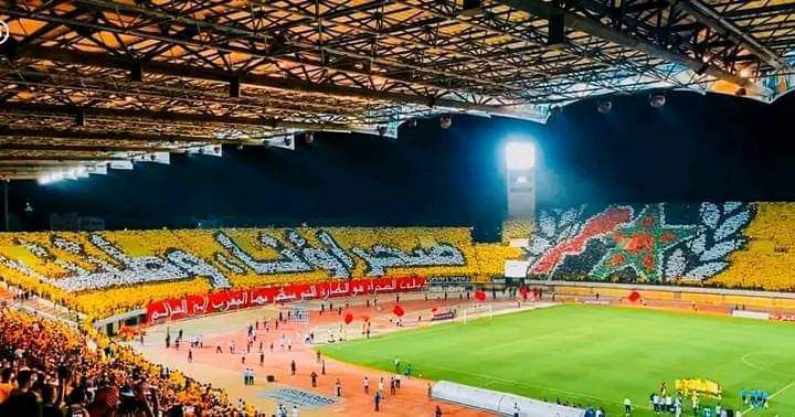 الجماهير الفاسية ترفع تيفو” صحراؤنا وطننا” ردا على أعداء الوطن