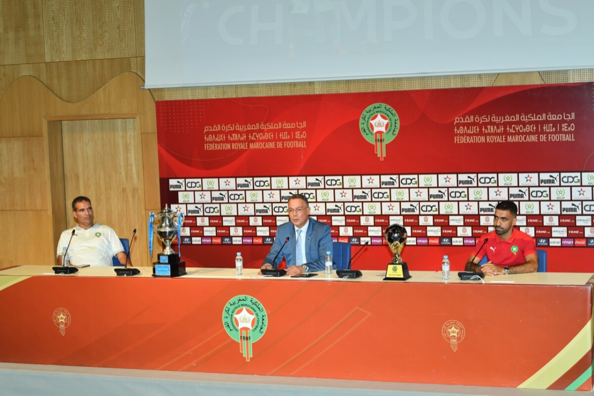 فوزي لقجع يستقبل المنتخب المغربي داخل القاعة