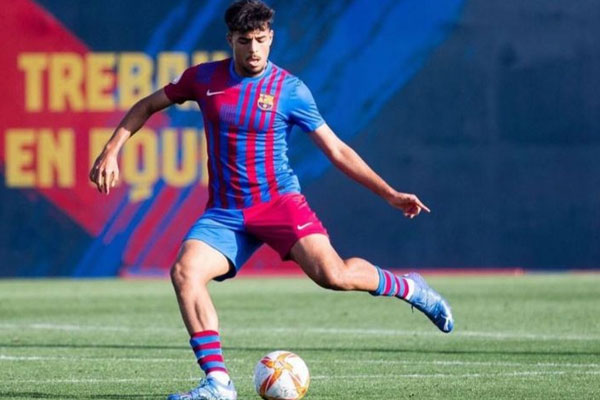 برشلونة الإسباني يجدد عقد شادي رياض