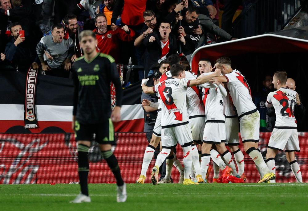 رايو فاليكانو يفوز على ريال مدريد ويؤمن للبرسا صدارة الليغا