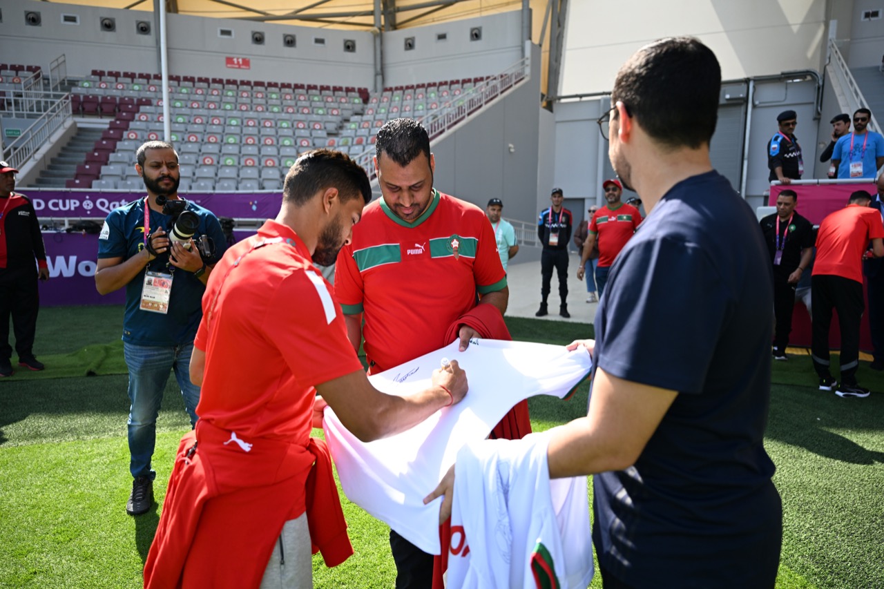 فيديو…لقاء بعض لاعبي المنتخب الوطني مع الجماهير المغربية بقطر