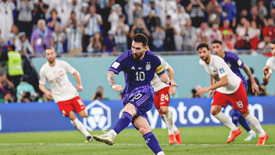 ميسي يحلق بالارجنتين إلى دور الـ16 في المونديال