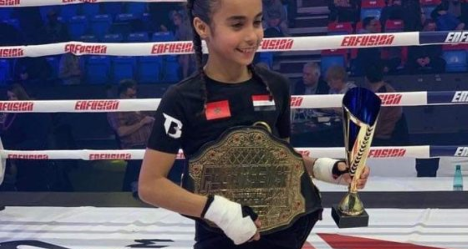 المغربية أميرة الطاهري تفوز ببطولة العالم لرياضة الكيك بوكسينغ