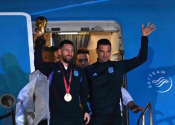 الأفراح تعم شوارع الأرجنتين.. وميسي يرفع كأس العالم