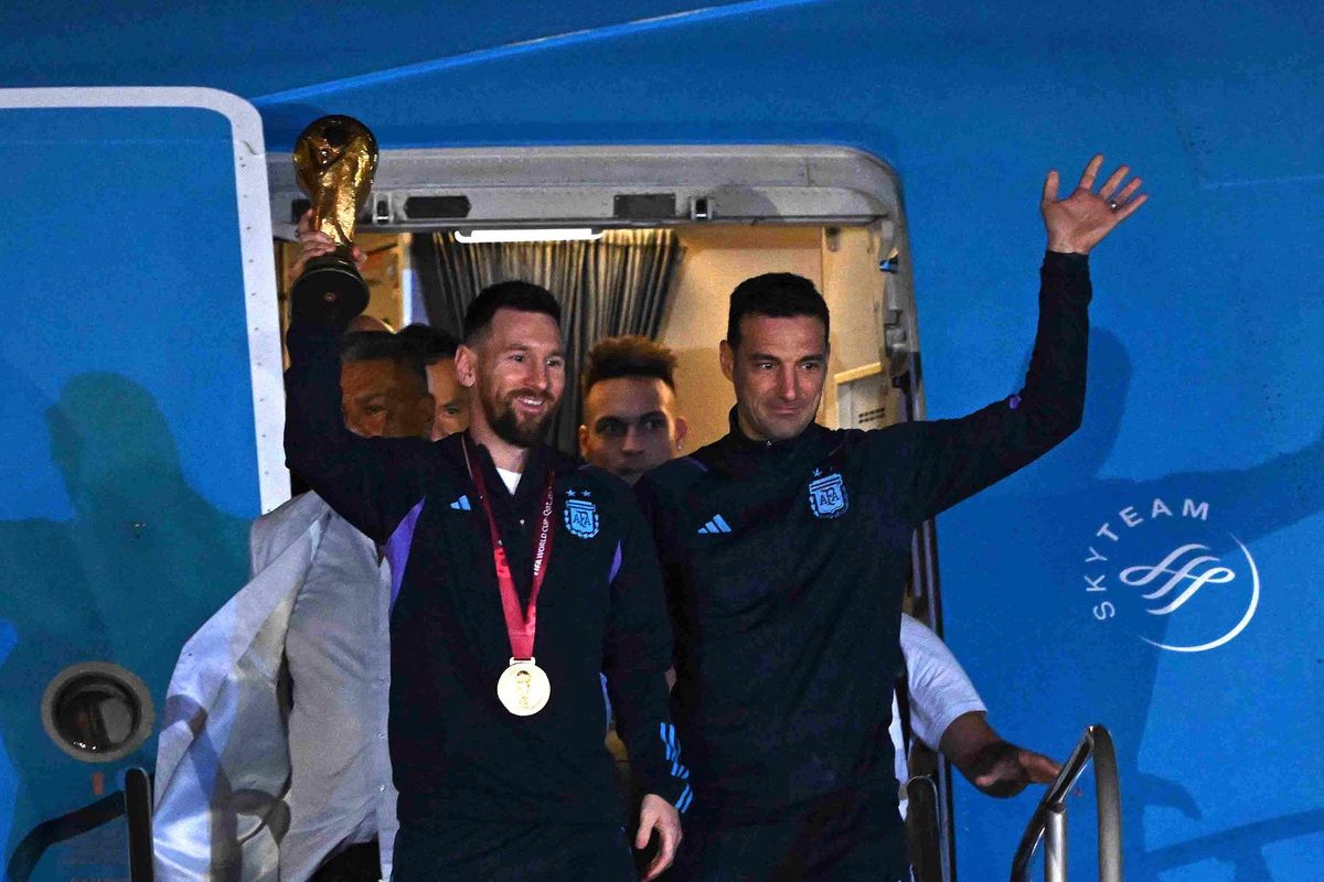 رئيس الاتحاد الأرجنتيني يبدي ثقته في استمرار المدرب سكالوني